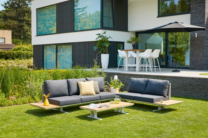 moderne hartman loungeset in een strakke tuin