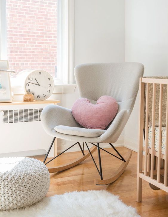 schommelstoel in babykamer