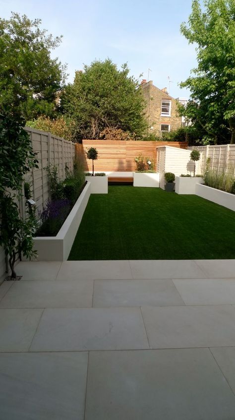 moderne tuin met hoge witte borders en een strakke grasmat