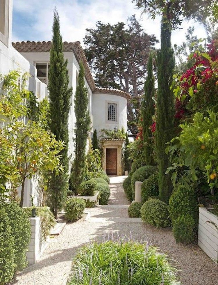 grind in een mediterraans tuin ontwerp