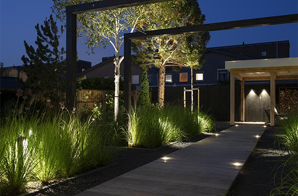 moderne tuinverlichting met spots in de grond