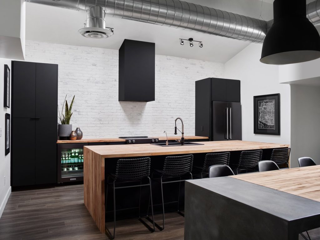 zwarte moderne keuken met kookeiland en bar