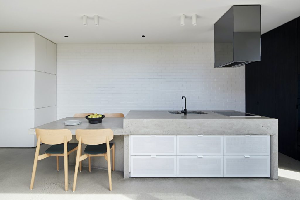 strak en minimalistisch keukenontwerp met zwarte afzuigkap