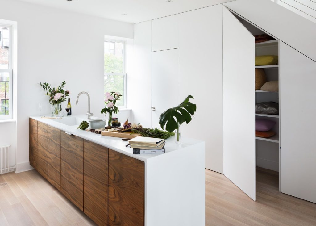 een moderne twist met houten keukenkastjes en wit hoogglans aanrechtblad
