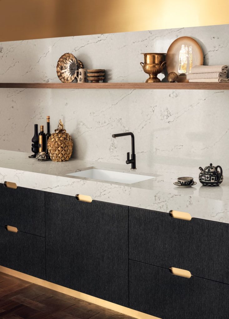 zwart/wite keuken met natuurstenen aanrechtblad en kraan
