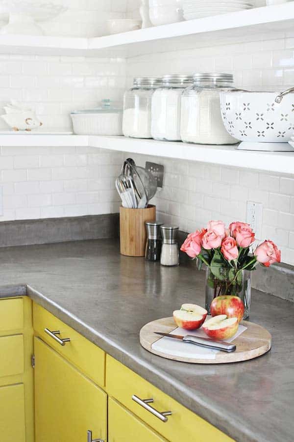keuken met gele keukenkastjes en grijs keukenblad
