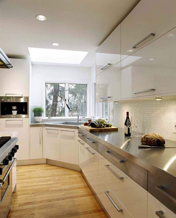 moderne keuken met witte hoogglans keukenkasten