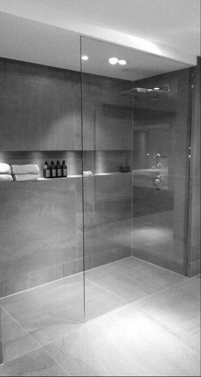 glazen inloopdouche in de badkamer
