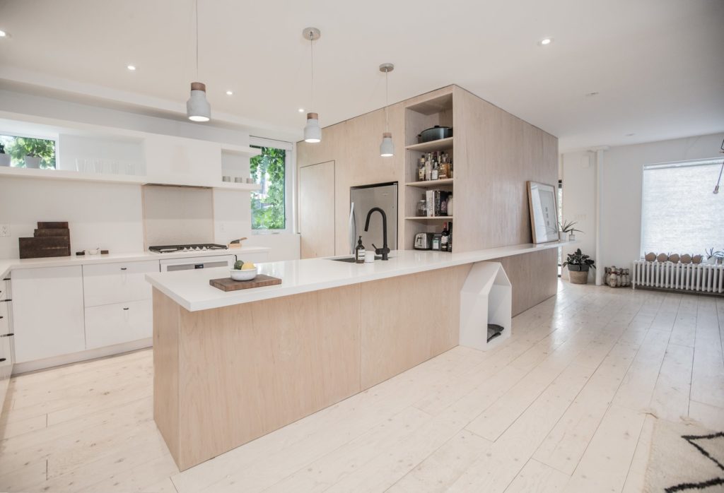Minimalistische schiereiland keuken met licht hout en wit