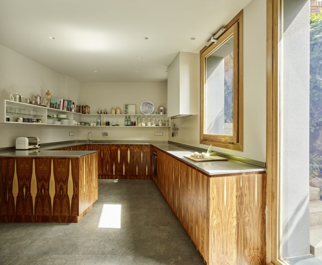 houten keukenkastjes en stenen aanrechtblad