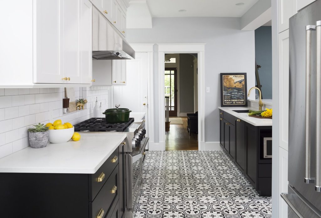 keukentegels met patronen en zwart keukenkastjes met wit keukenblad