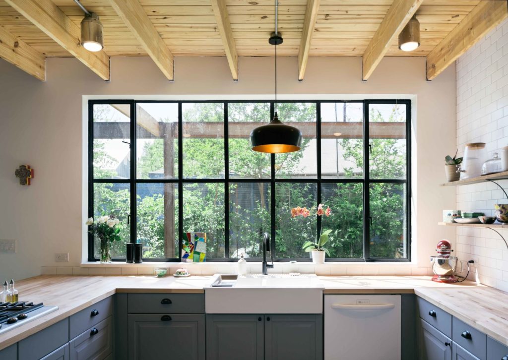 grijze keukenkastjes met houten keukenblad en witte wastafel