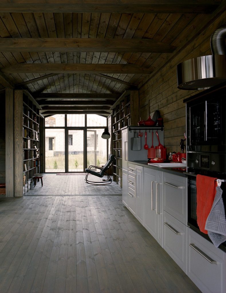witte keukenkastjes en houten vloer