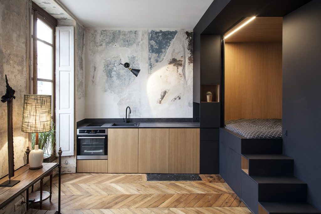 industriele stijl met keukenblok aan de muur en visgraad vloer