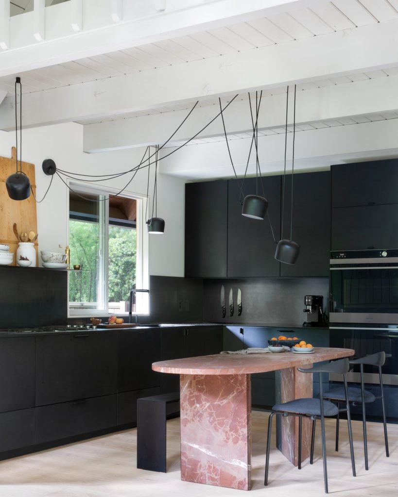 zwarte keukenkastjes met hangende design lampen