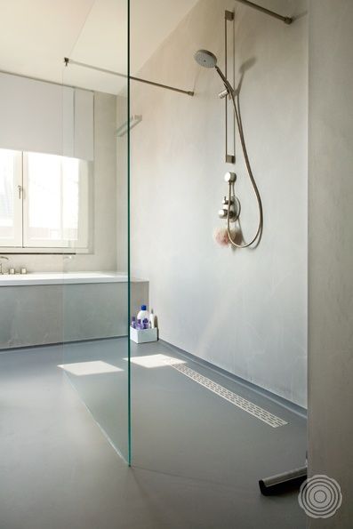 beton cire badkamer met inloopdouche van glazen wand
