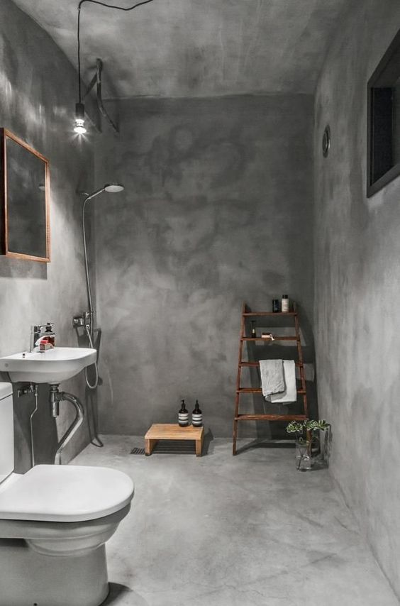 industriele badkamer met een douche en toilet