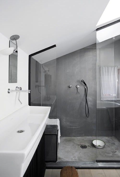moderne beton cire badkamer met glazen inloopdouche