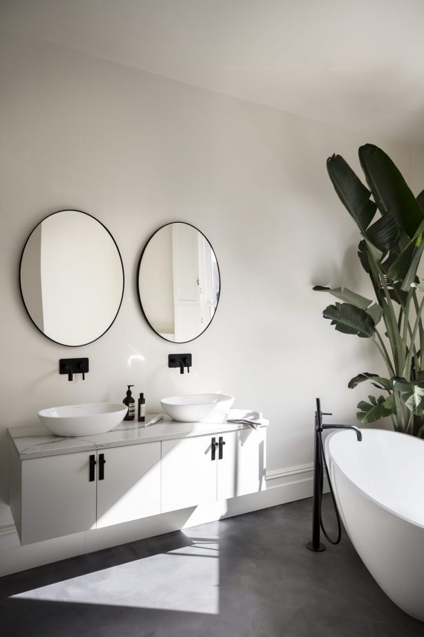 minimalistische badkamer met beton cire badkamervloer en witte badkamermeubel