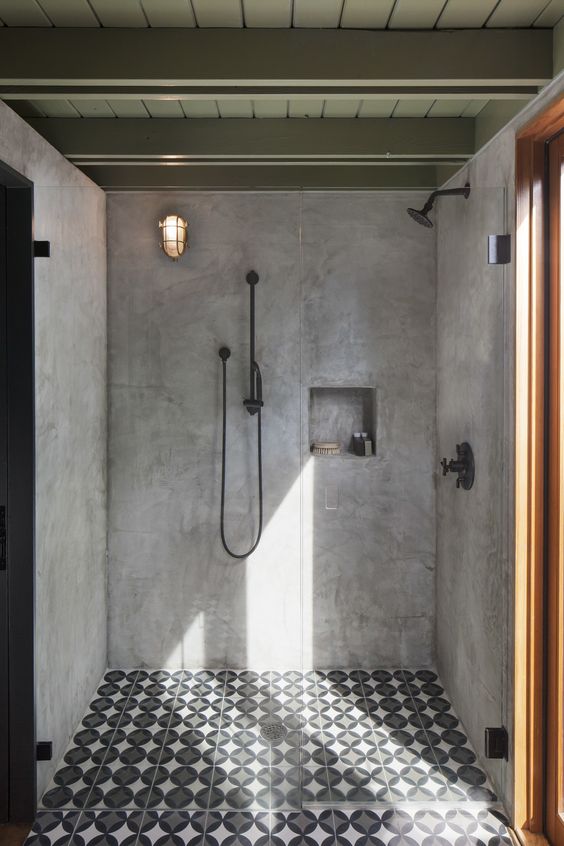 beton cire badkamer ideeën met een inloopdouche en zwarte douchekop