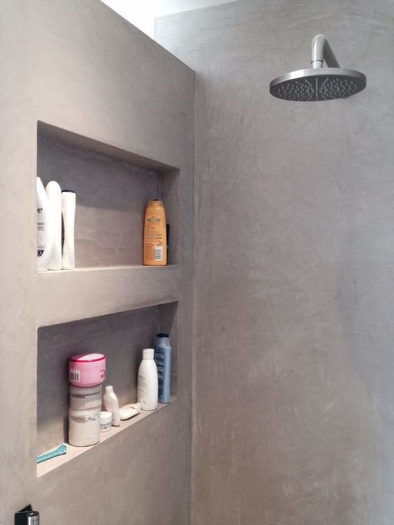 betonlook douche met ruimte voor shampoo en douchegel