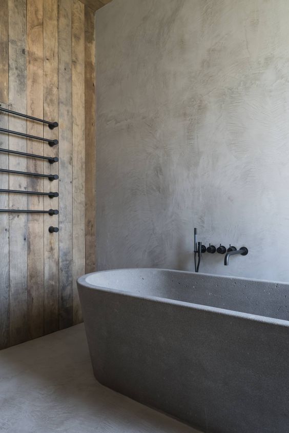 industriele betonlook badkamer met beton cire muren en houten muur voor handdoeken