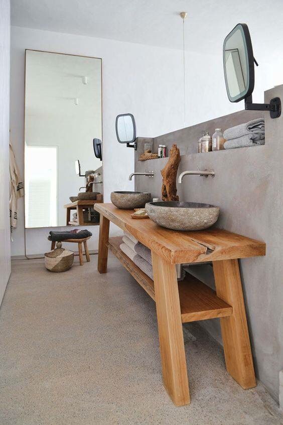 beton cire badkamer muur met houten wastafel en stenen wasbak