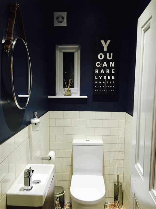 modern blauw toilet met witte tegels