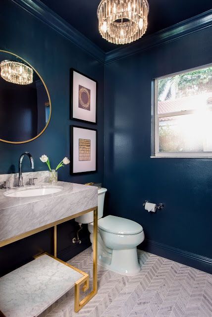 modern blauw toilet met lichtgrijs marmer wastafel