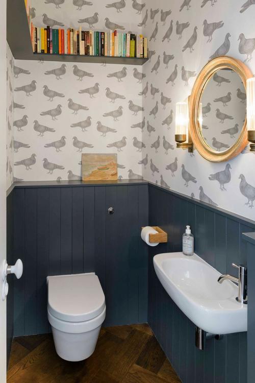 blauw landelijk toilet met behang van duiven 