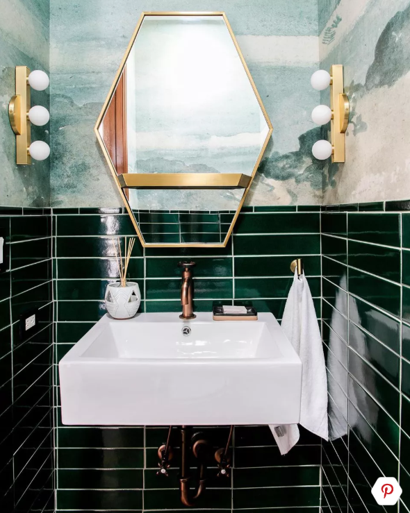 groen toilet ideeën met gouden accessoires en spiegel op de muur