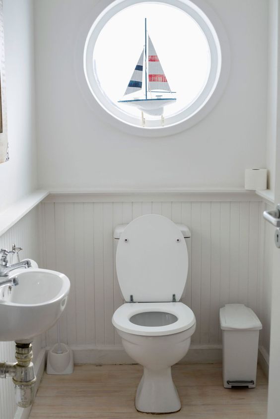 wit landelijke toilet idee met zeilboot in het raam