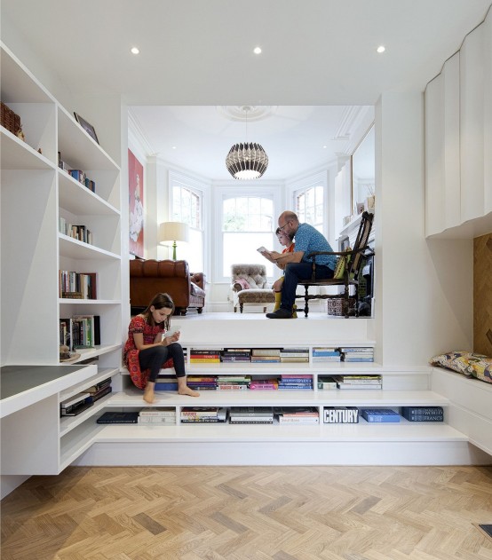boekenkast langs trap met muurplanken