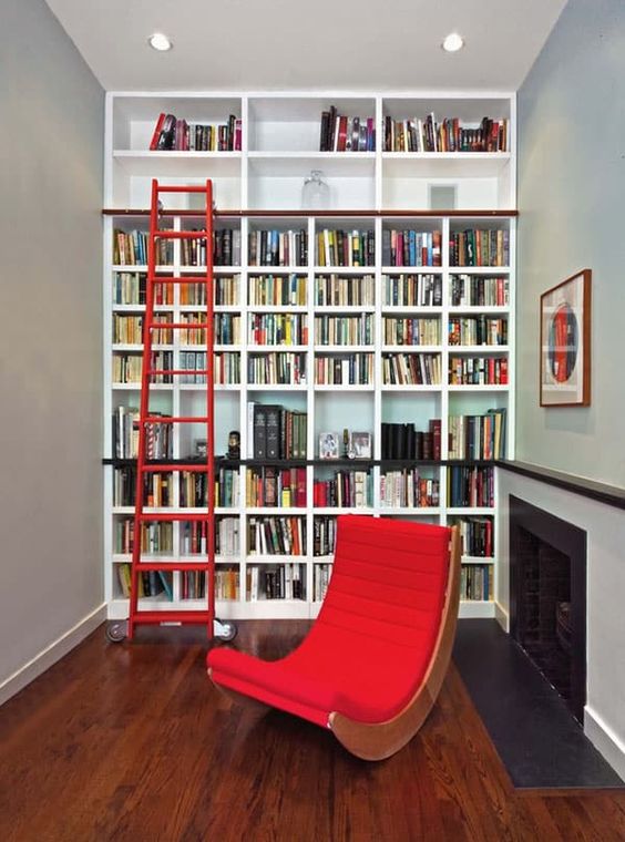 boekenkast idee in moderne woonkamer met witte kast