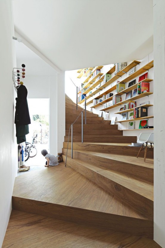 boekenkast langs trap met muurplanken