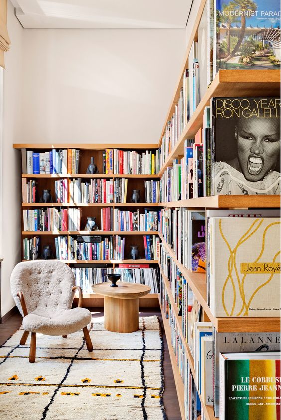 boekenkast idee in klassieke woning met stoel voor kast