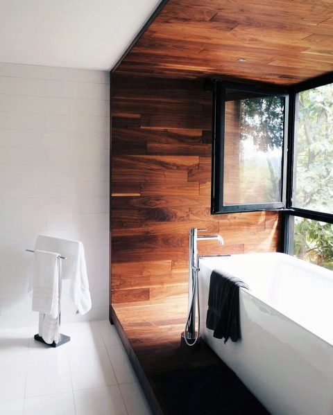 moderne houten muur in de badkamer