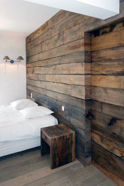 landelijke houten muur in de slaapkamer