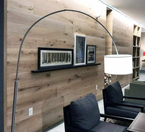 moderne houten muur in de woonkamer van horizontale planken