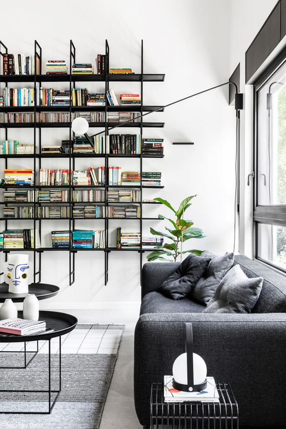 boekenkast idee in klassieke woning met stoel voor kast