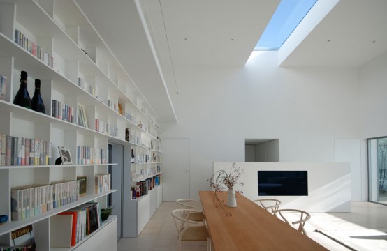 boekenkast idee in moderne woonkamer met witte kast