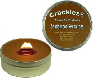 Cracklez® Knetterende Houten Lont Geurkaars in blik Sandalwood Sensations. Kruidige Sandelhout. Donker-bruin.