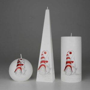 Kerst Kaarsen Set - Handgeschilderd - Kabouter Love - Wit 3 kaarsen 1 bolkaars 1 pyramidekaars 1 stompkaars