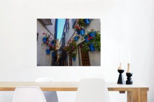 Straatbeeld met blauwe bloempoten van Cordoba Spanje Poster 80x60 cm - Foto print op Poster (wanddecoratie woonkamer / slaapkamer) / Europese steden Poster