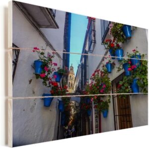 Straatbeeld met blauwe bloempoten van Cordoba Spanje Vurenhout met planken 40x30 cm - klein - Foto print op Hout (Wanddecoratie)
