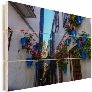 Straatbeeld met blauwe bloempoten van Cordoba Spanje Vurenhout met planken 80x60 cm - Foto print op Hout (Wanddecoratie)
