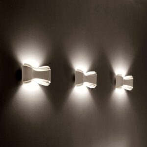 Witte design-wandlamp Ionica