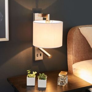 Witte wandlamp Mavis met LED leeslampje