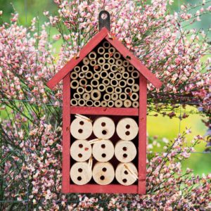 relaxdays insectenhotel bouwpakket - DIY - insectenhuis - bijenhotel - nestkast - hangend rood