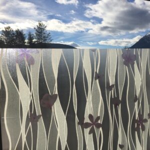 Decoratieve raamfolie | Bloem vlinder motief | zelfklevend | 68 x 300 | krasvast | uniek design